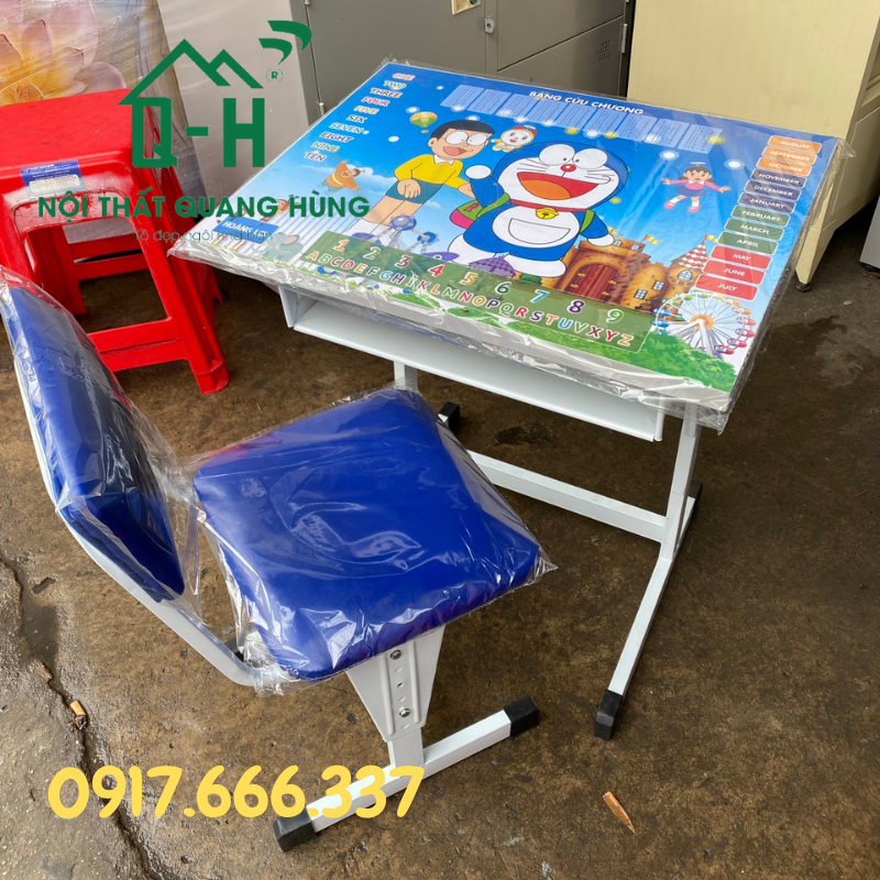 Bộ bàn học sinh chân sắt in hình Doraemon cho bé học tại nhà