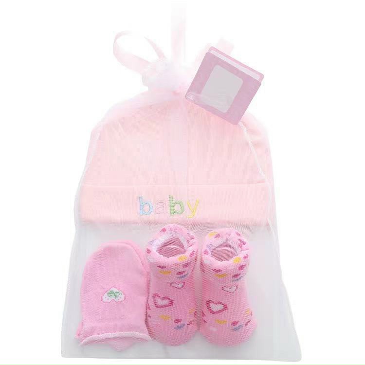 Bộ 3 món cao cấp cho bé sơ sinh gồm bao tay, bao chân và mũ sơ sinh đựng trong túi lưới mẫu mới