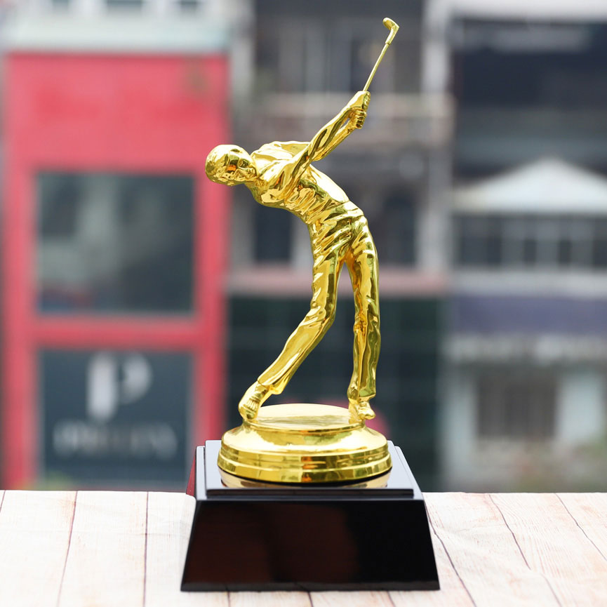Tượng người chơi Golf mạ vàng