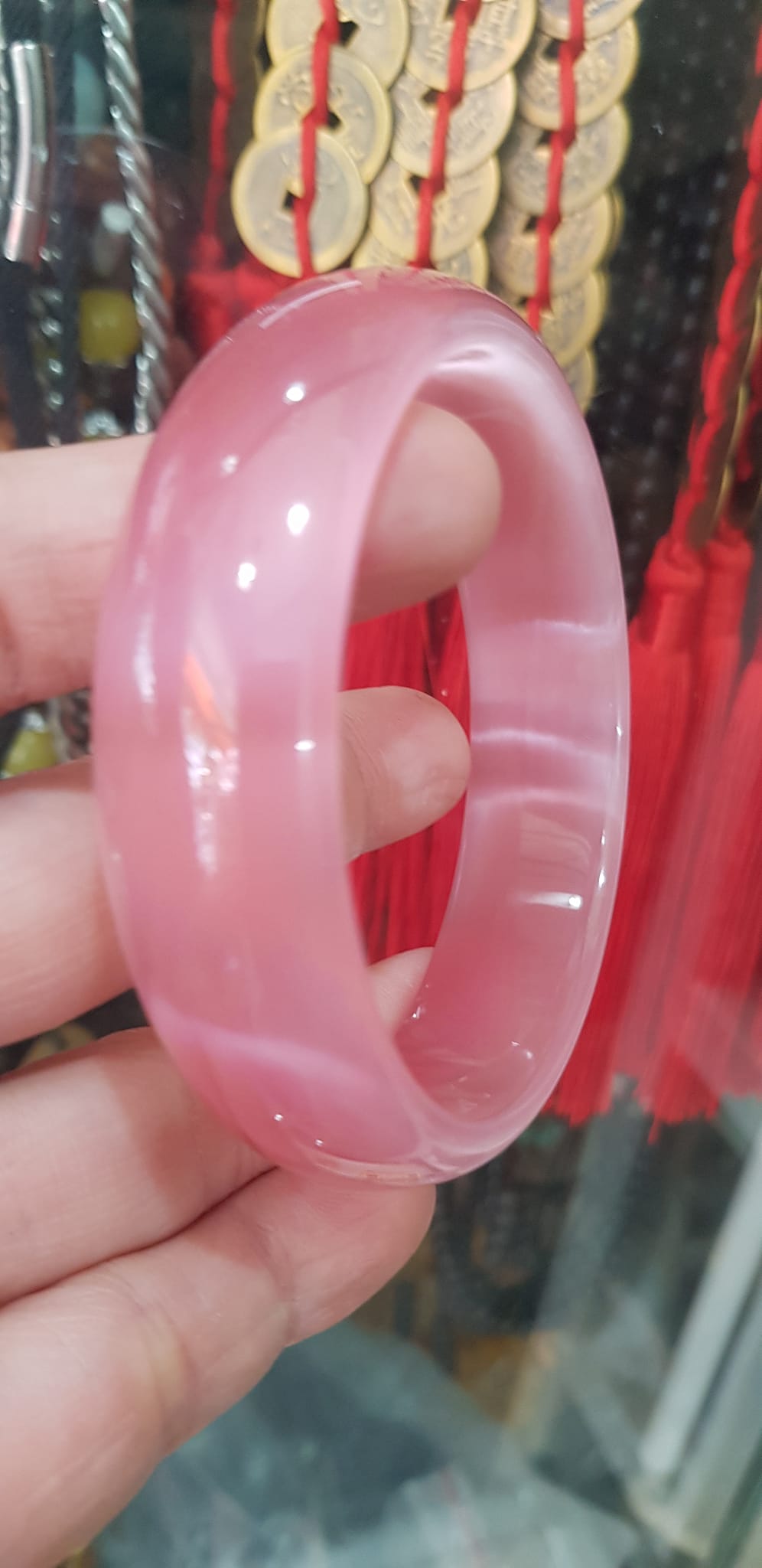 Vòng tay nữ đá mắt mèo Bản Hẹ Trắng mới Ni 60mm x Cao 18mm x Dầy 7mm Màu hồng tươi bóng sáng đẹp hợp Nữ mệnh hoả mệnh thổ Nữ 56kg - 65kg đeo ạ