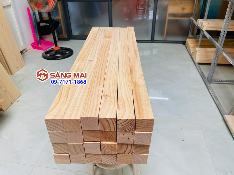 Thanh gỗ thông vuông 4cm x 4cm x dài 100cm + láng mịn 4 mặt