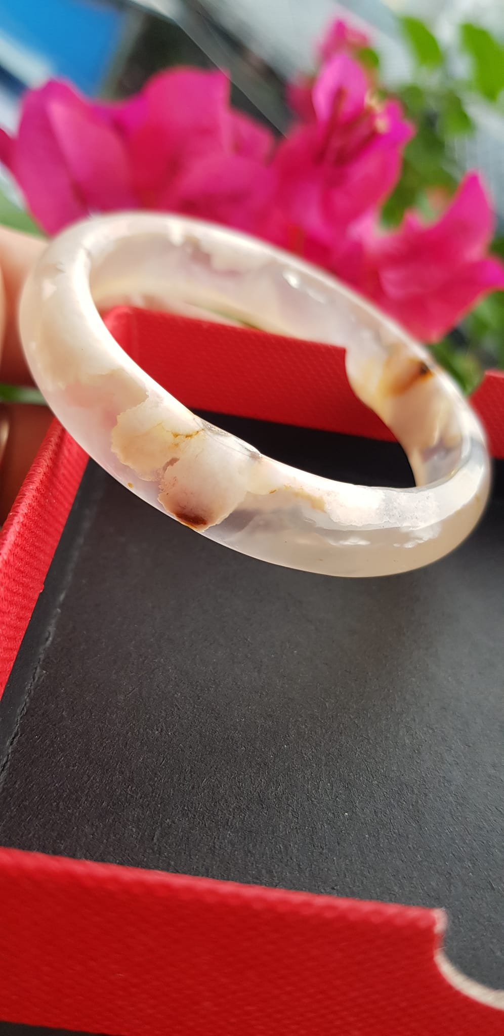 Vòng tay phong thuỷ Nữ Bản Hẹ Đá Mã Não trắng vàng nhẹ bông hoa bóng đẹp Vòng tay Nữ Ni 48mm x Cao 11mm x dầy 6mm Nữ tay nhỏ cân nặng 30kg - 45kg đeo đẹp ạ