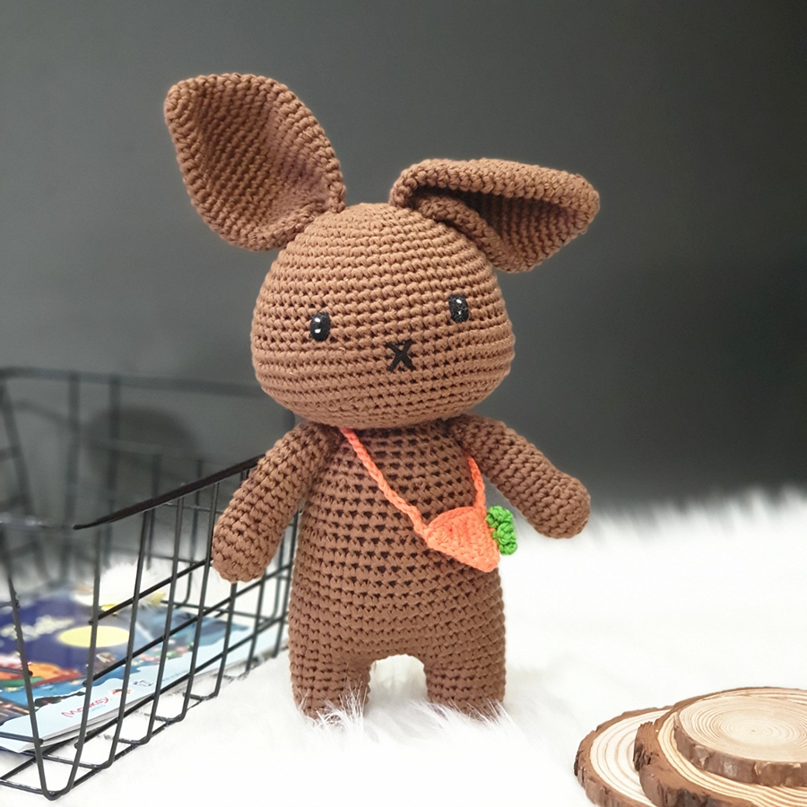 Gấu bông móc len Amigurumi cao cấp - Thỏ nhỏ đeo túi carot