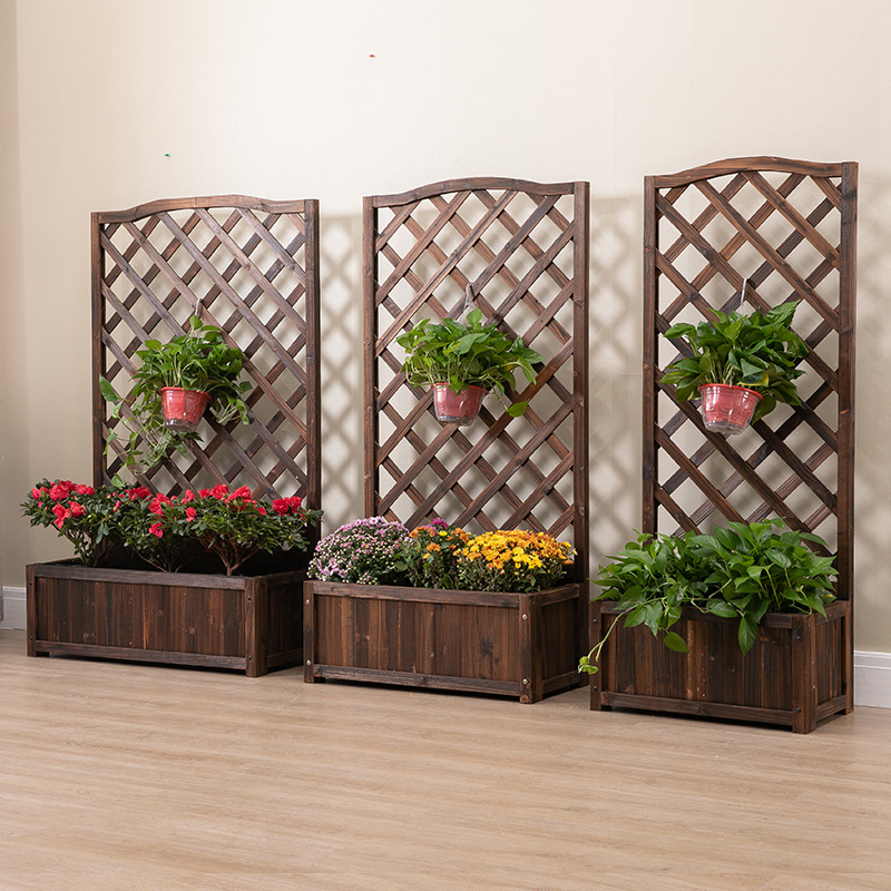 Vách ngăn trang trí phòng khách sân vườn kèm chậu trồng hoa cây cảnh gỗ thông kiểu dáng vintage