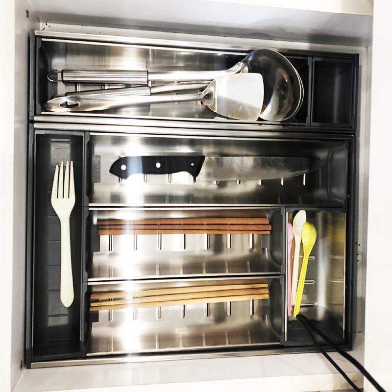 Khay chia thìa dĩa inox đặt trong ngăn kéo tủ