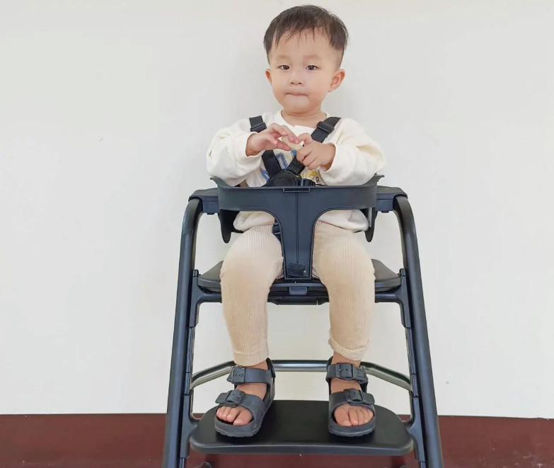 Unilove Ghế ăn dặm 2 trong 1 Grow With Me có 6 chế độ điều chỉnh độ cao và chân ghế chống trượt an toàn cho bé