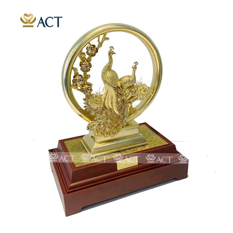 TƯỢNG CHIM CÔNG VÀ HOA MẪU ĐƠN DÁT VÀNG – MẪU 01