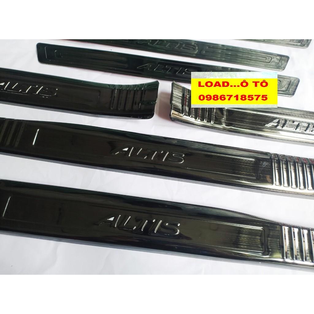 Ốp Bậc Cửa, Nẹp Bước Chân Trong, Ngoài Xe Toyota Altis 2022-2018 Mẫu Vân Titan Xước Cao Cấp