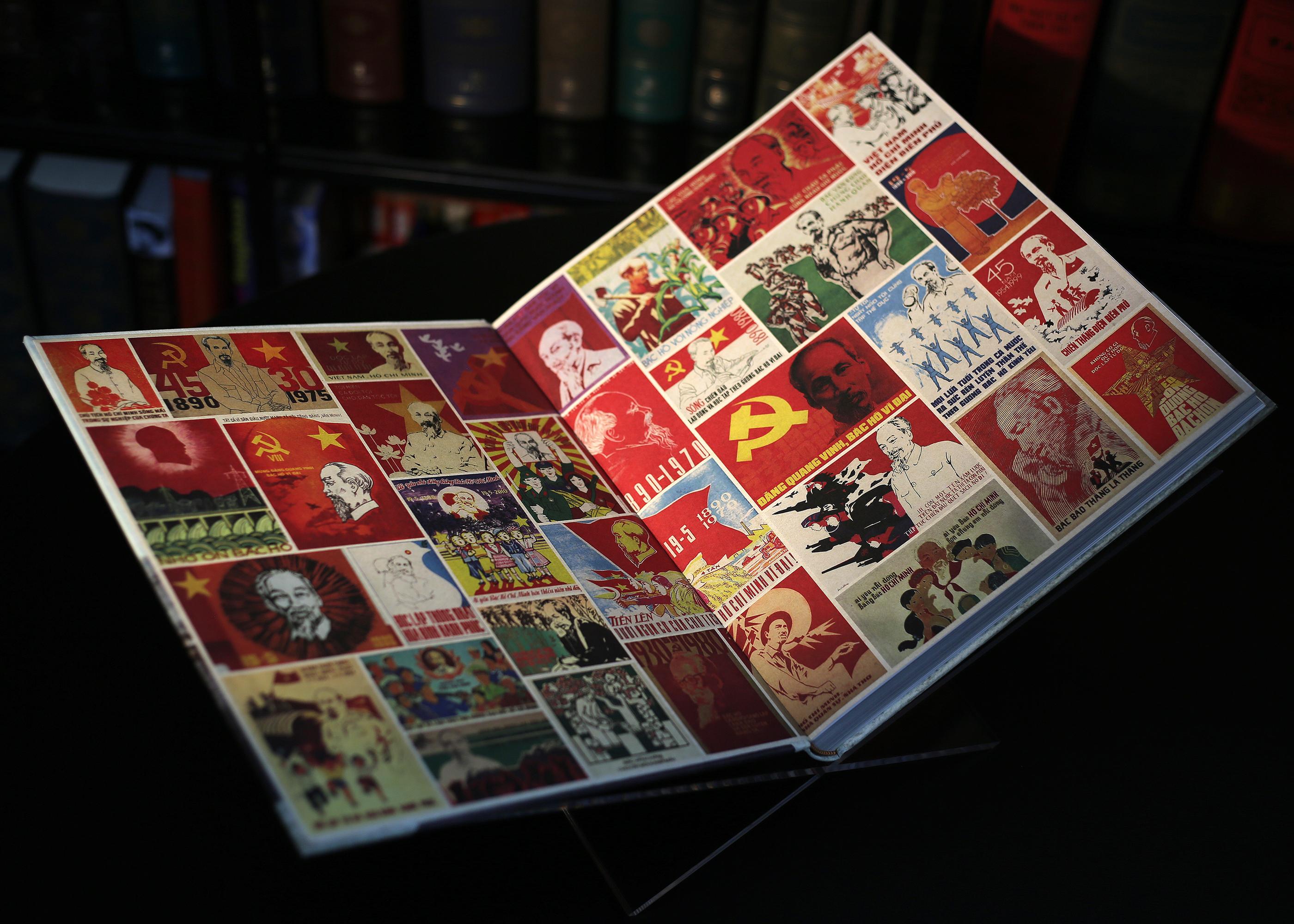 Sách - Hồ Chí Minh - Tiểu Sử Bằng Hình - Ấn Bản Giới Hạn - Bìa Vải