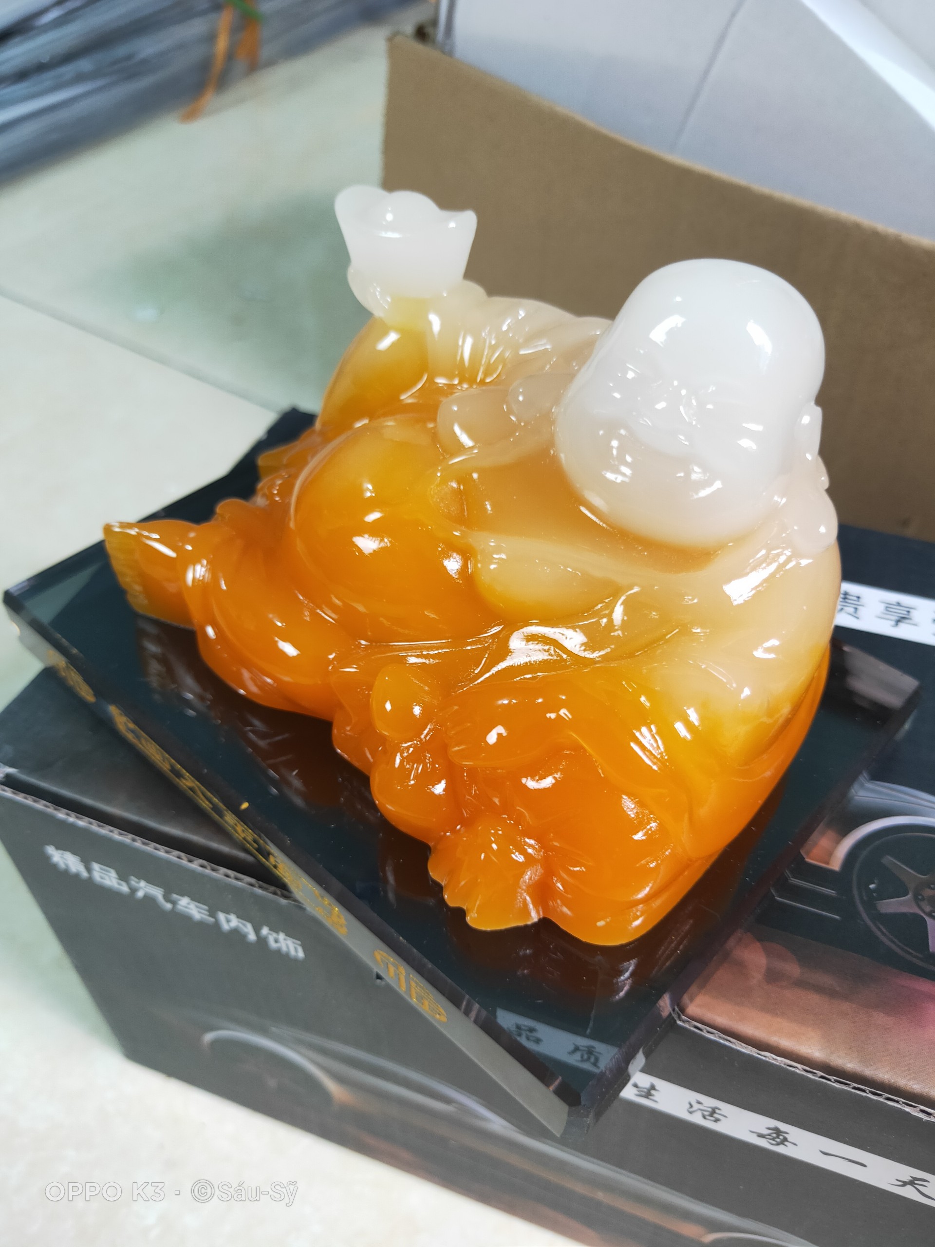 Tượng phật Di lặc Vàng ánh trắng đặt taplo ô tô tay cầm kim ngân