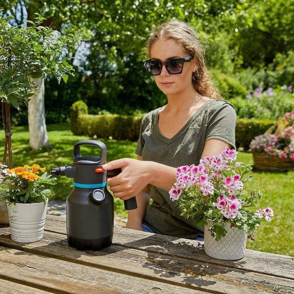 Bình Tưới Cây Áp Duất 1,25L GARDENA, Đầu Vòi Phun 2 Chê Độ, Bình Tưới Nhà Vườn Tiện Dụng, Nhập Đức