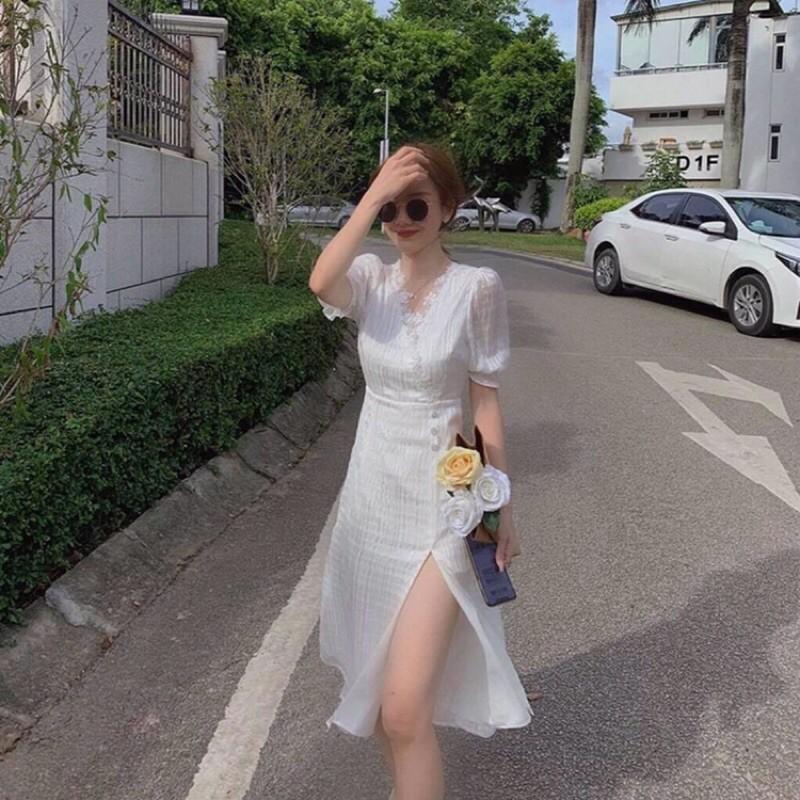 Đầm xốp viền ren màu trắng xẻ tà có size