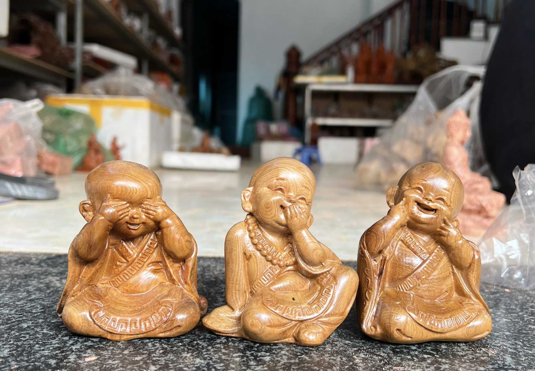 Bộ tượng tam không mini trang trí bàn học ,bàn làm việc ,ôtô ,láp tốp  bằng gỗ ngọc am thơm nức kt cao 9×6×7cm