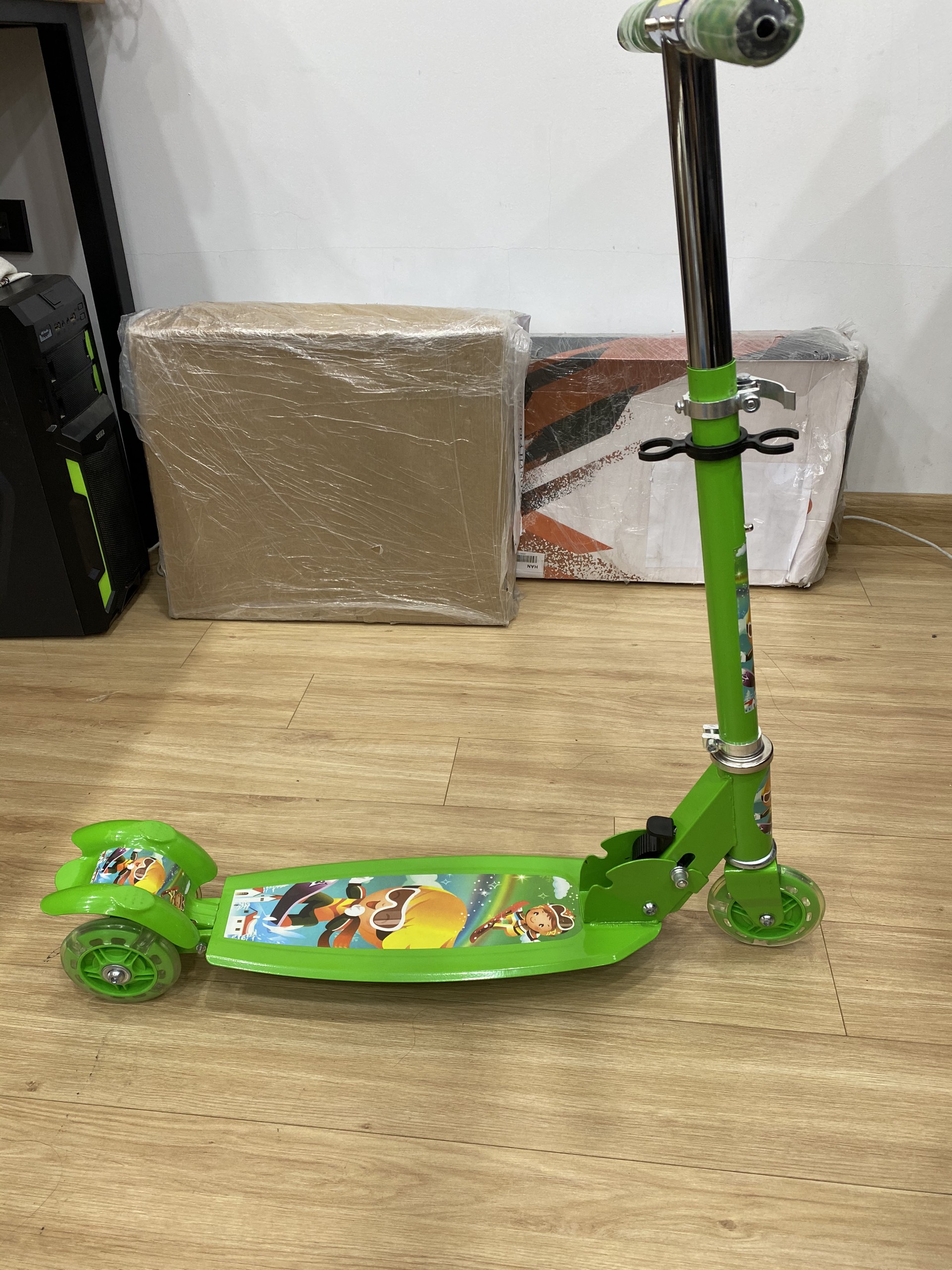 Xe trượt Scooter 380 có thể gập gọn chịu được trọng lượng lên đến 40kg
