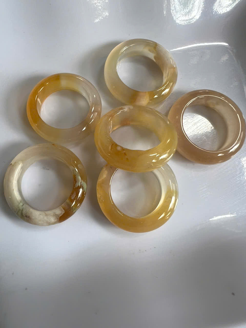 Nhẫn Nữ mới Đá Mã Não Bông Vàng Trắng Đậm Nhạt Bóng Đẹp Ni 17mm Cao 7mm Dầy 4mm Chị em Nữ mệnh Kim mệnh Thủy mệnh Thổ đeo lên tay xinh xắn may mắn ạ