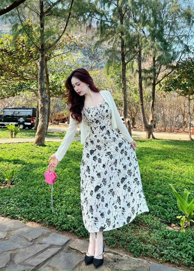 ĐẦM XỐP HOA CÓ LÓT, CÓ MÚT NGỰC KÈM ÁO KHOÁC MÀU Y HÌNH