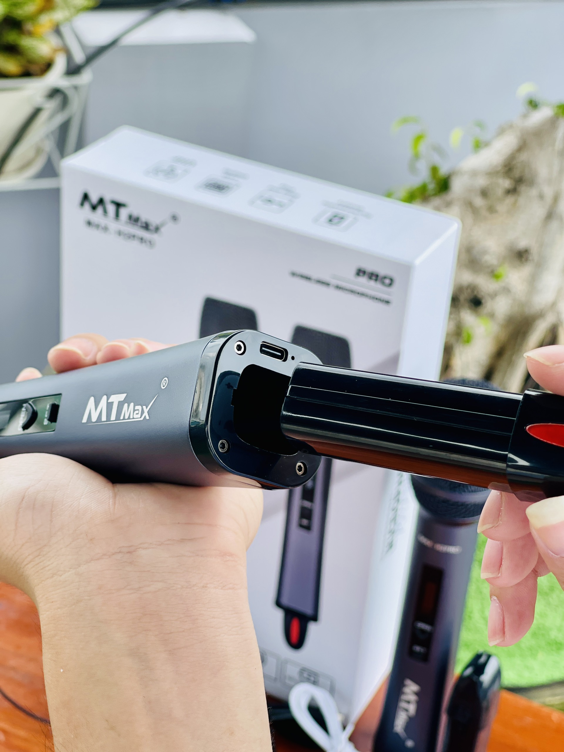 Micro Không Dây Cao Cấp MTMAX H2PRO - Cao Cấp Với Khả Năng Pin Nam Châm Hút Tự Động Sạc. Khả Năng Bắt Sóng Cao 50 - 100M, Chuyên Dùng Cho Karaoke Gia Đình, Phòng Trà, Quán Bar, Bảo Hành 12 Tháng. hàng chính hãng