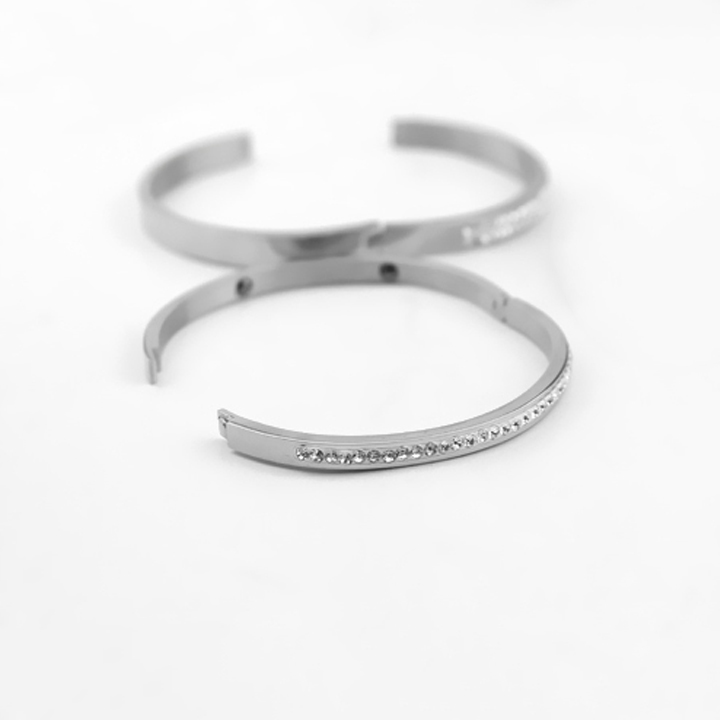 Vòng tay titan bảng nhỏ 1 hàng đá  WVT516T