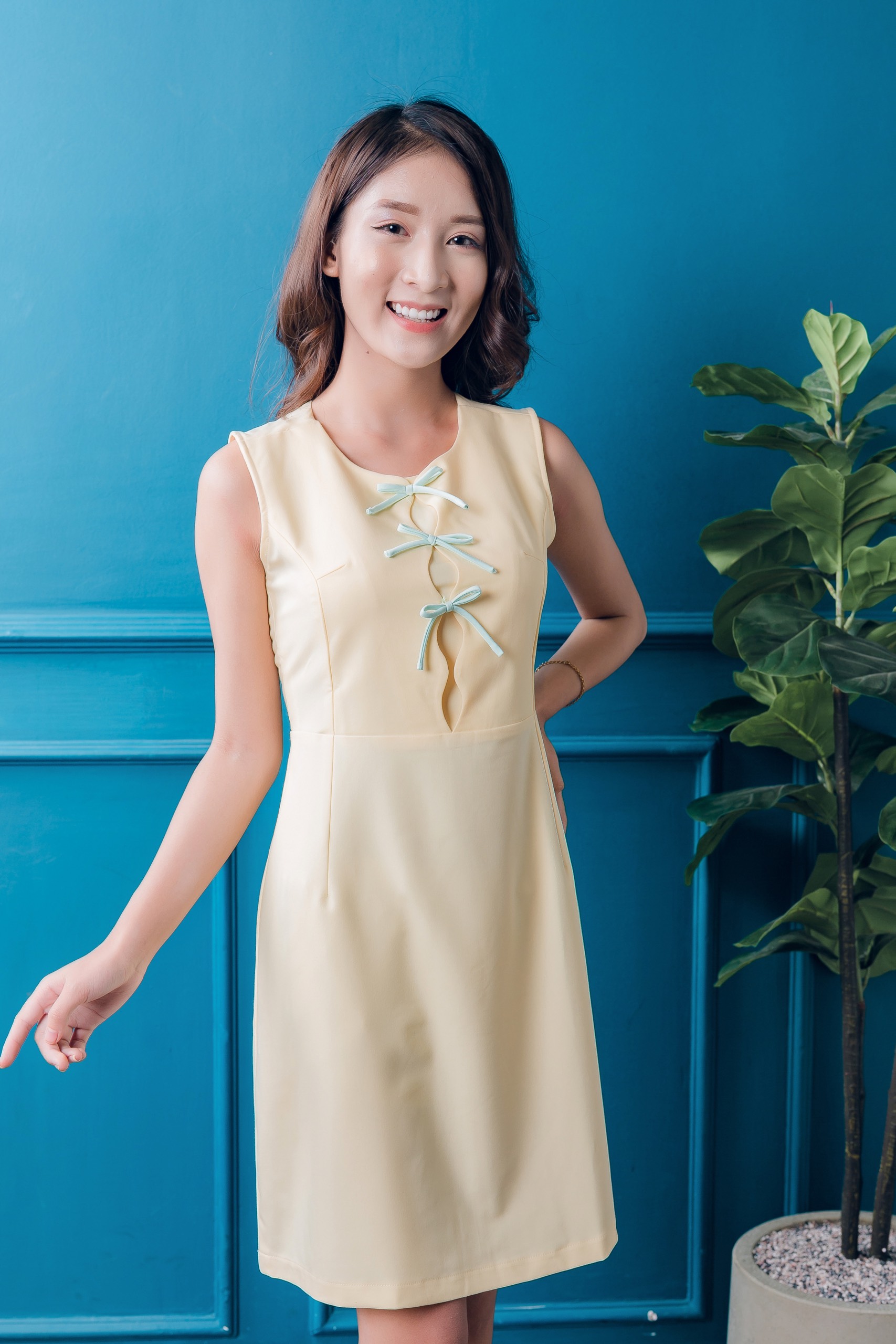 ĐẦM DẠO PHỐ DÁNG CHỮ A ĐÍNH NƠ TRƯỚC NGỰC