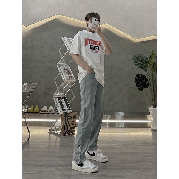 Quần jeans xanh baggy nam có thêu chữ in nút dưới ống