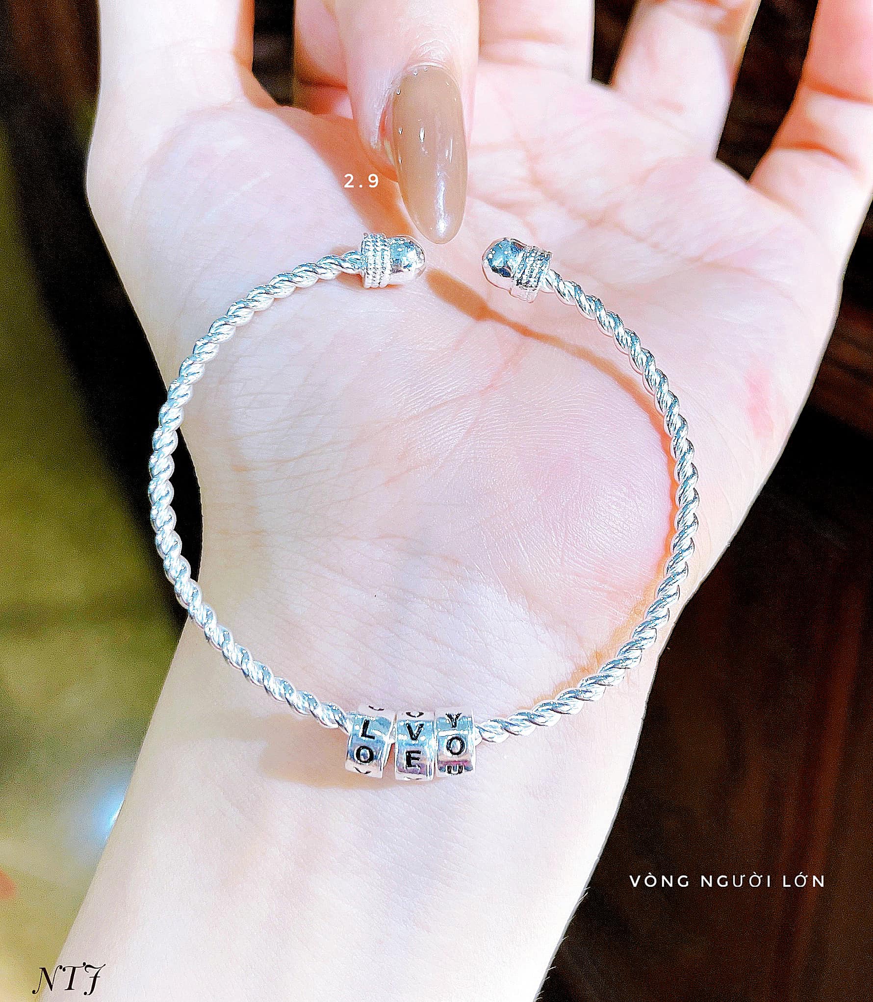 Vòng tay bạc kiểu xoắn charm chữ chất liệu bằng bạc MS023