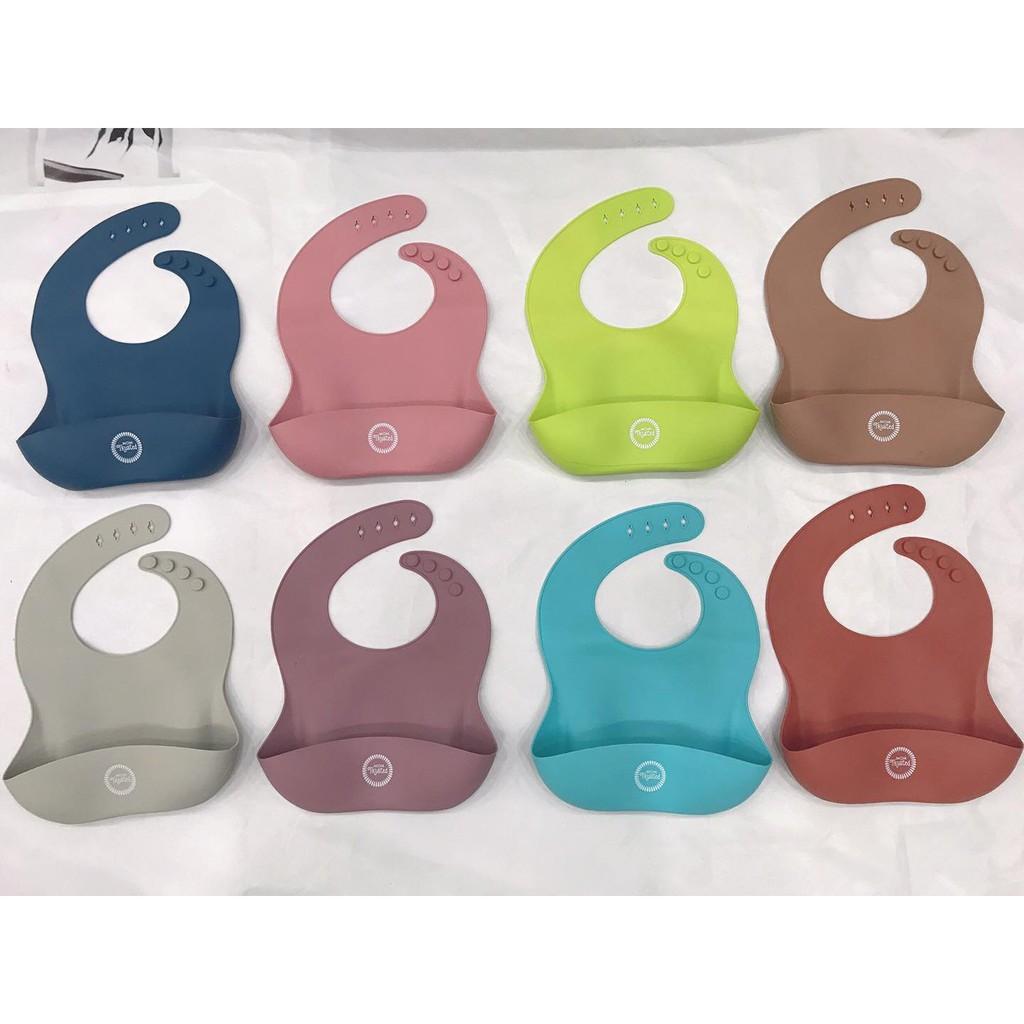 Yếm máng ăn dặm silicone cho bé Mom Trusted - Giao màu ngẫu nhiên