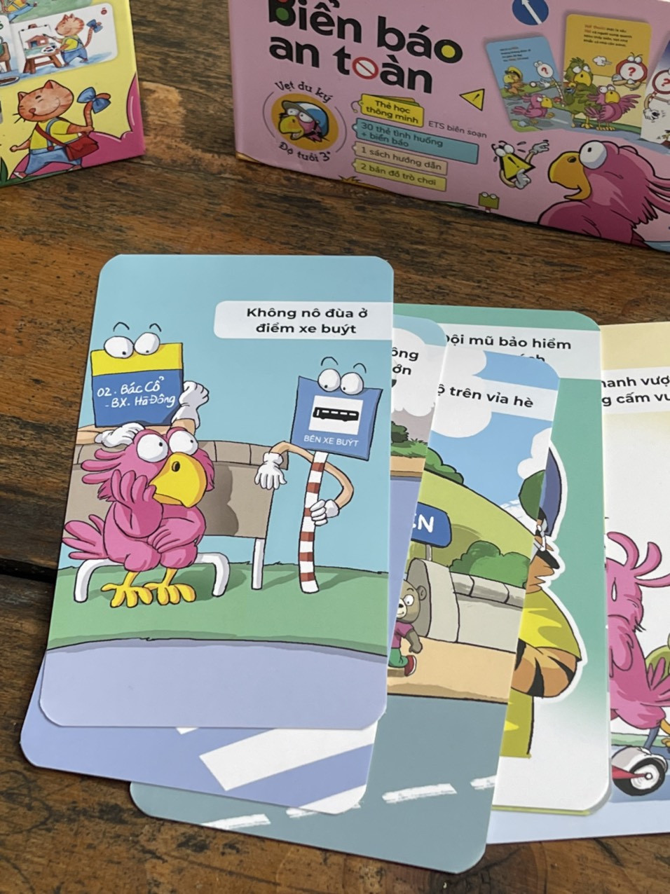BỘ THẺ HỌC THÔNG MINH - Một ngày của bé - Biển báo an toàn giao thông - Tình huống an toàn giao thông - Alphabooks - NXB Dân Trí