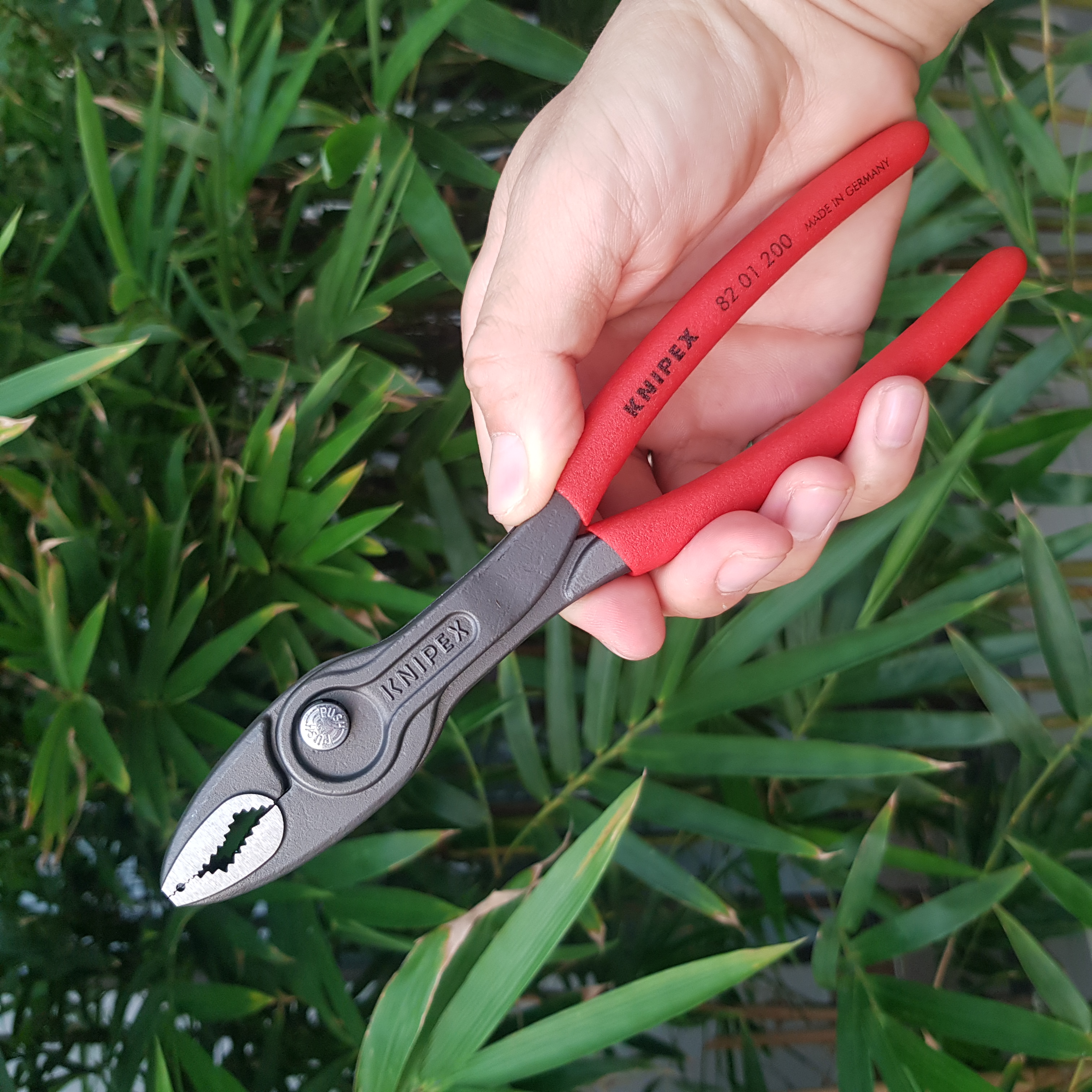 Kìm Mở Ốc Gỉ Sét Knipex TwinGrip 82 01 200 Tay Cầm Đỏ mở được đến ốc Ø 4 - 22mm - Sản Xuất Tại Đức