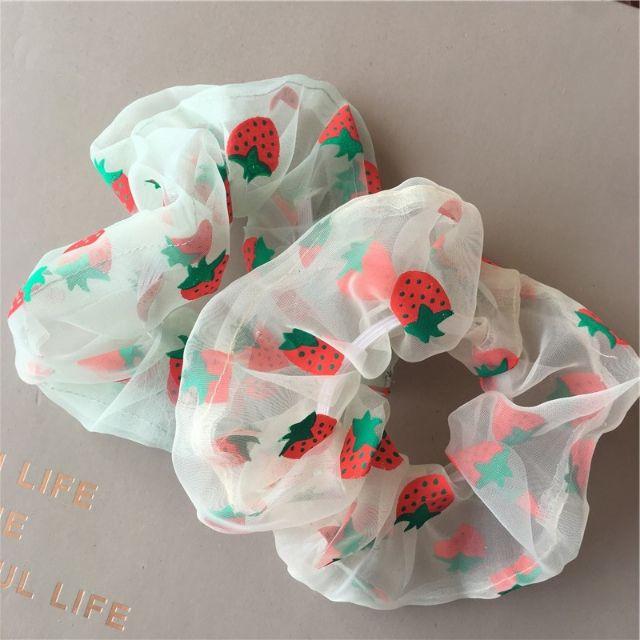 Buộc tóc scrunchies voan phối họa tiết trái dâu