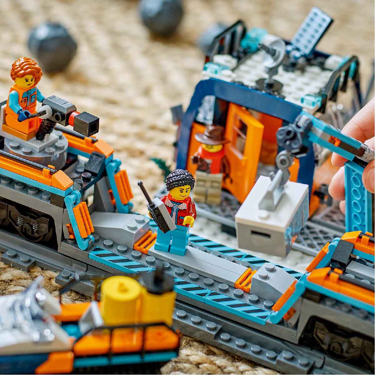 LEGO CITY 60470 Đồ Chơi Lắp Ráp Tàu Lửa Khám Phá Bắc Cực (1517 chi tiết)