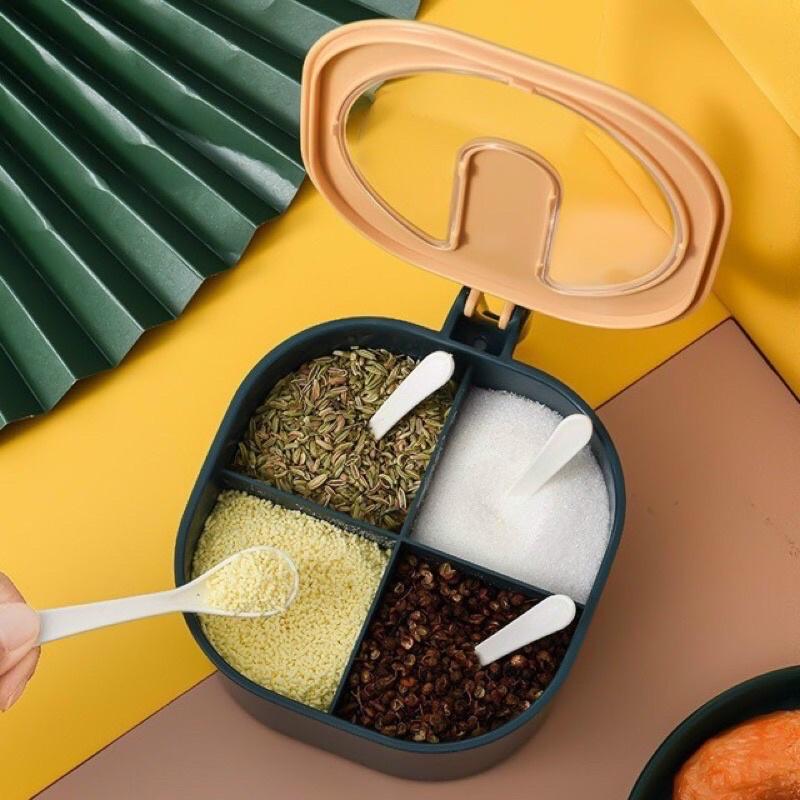 Hộp đựng gia vị 4 ngăn cao cấp có nắp đậy,chống ẩm chống bụi bặm kèm muỗng