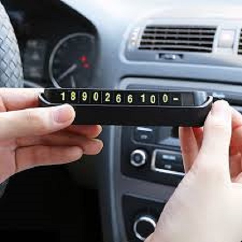 Bảng ghi số điện thoại ô tô để trên taplo khi đỗ xe