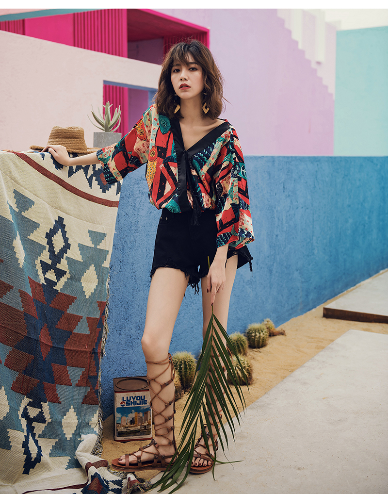 Áo kiểu oversize họa tiết lạ phong cách retro – A12235