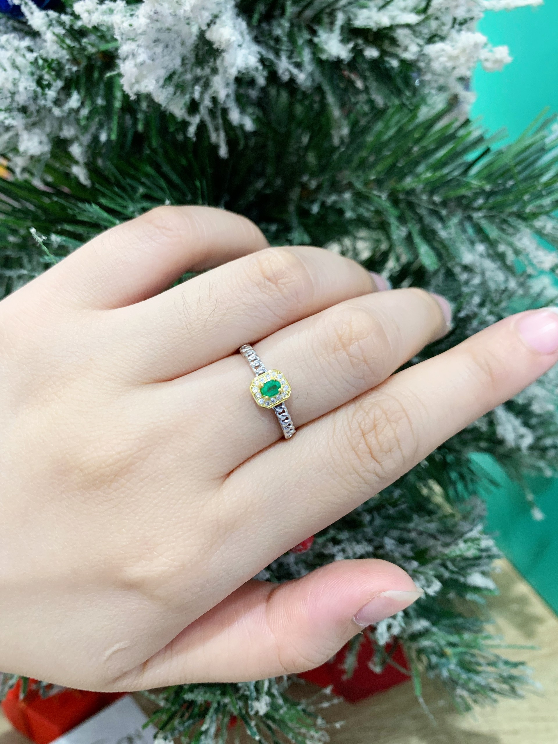 Nhẫn đính đá Emerald thiên nhiên - MOON Jewelry