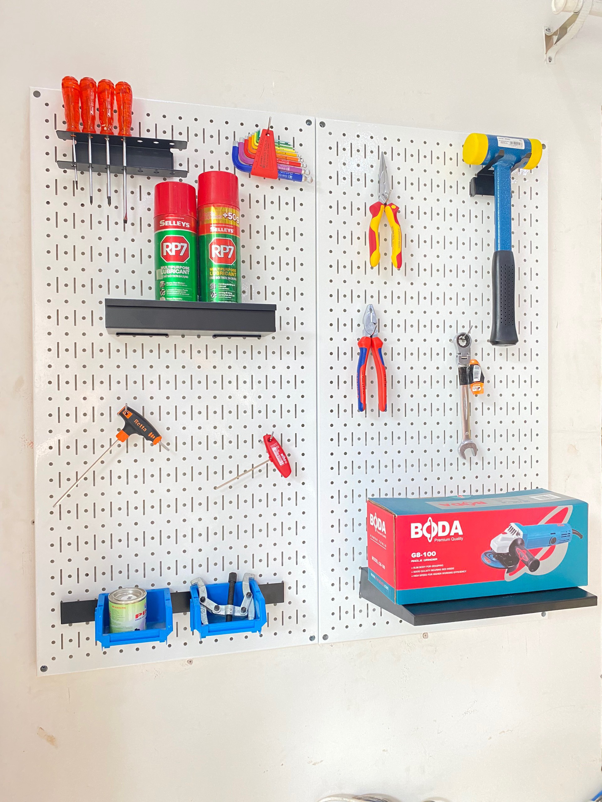 Tấm lưới đôi pegboard treo dọc màu trắng kèm phụ kiện treo