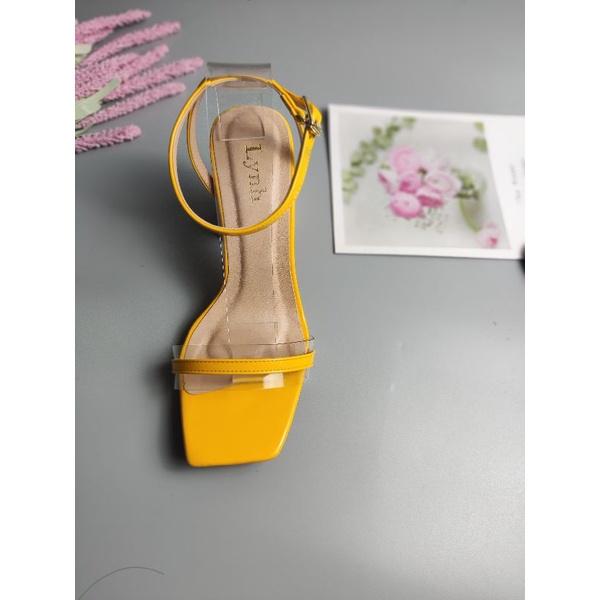 Sandal gót vuông màu vàng quai trong cao 9cm