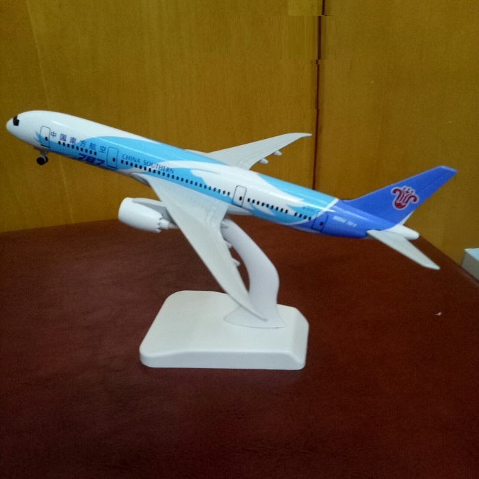 Mô hình máy bay tĩnh B787 China Southern 18cm có bánh xe