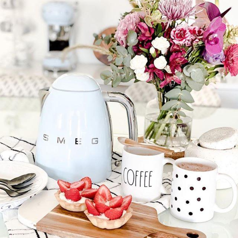 Ấm đun nước Smeg màu xanh dương KLF03PBEU 535.43.678 - Hàng chính hãng