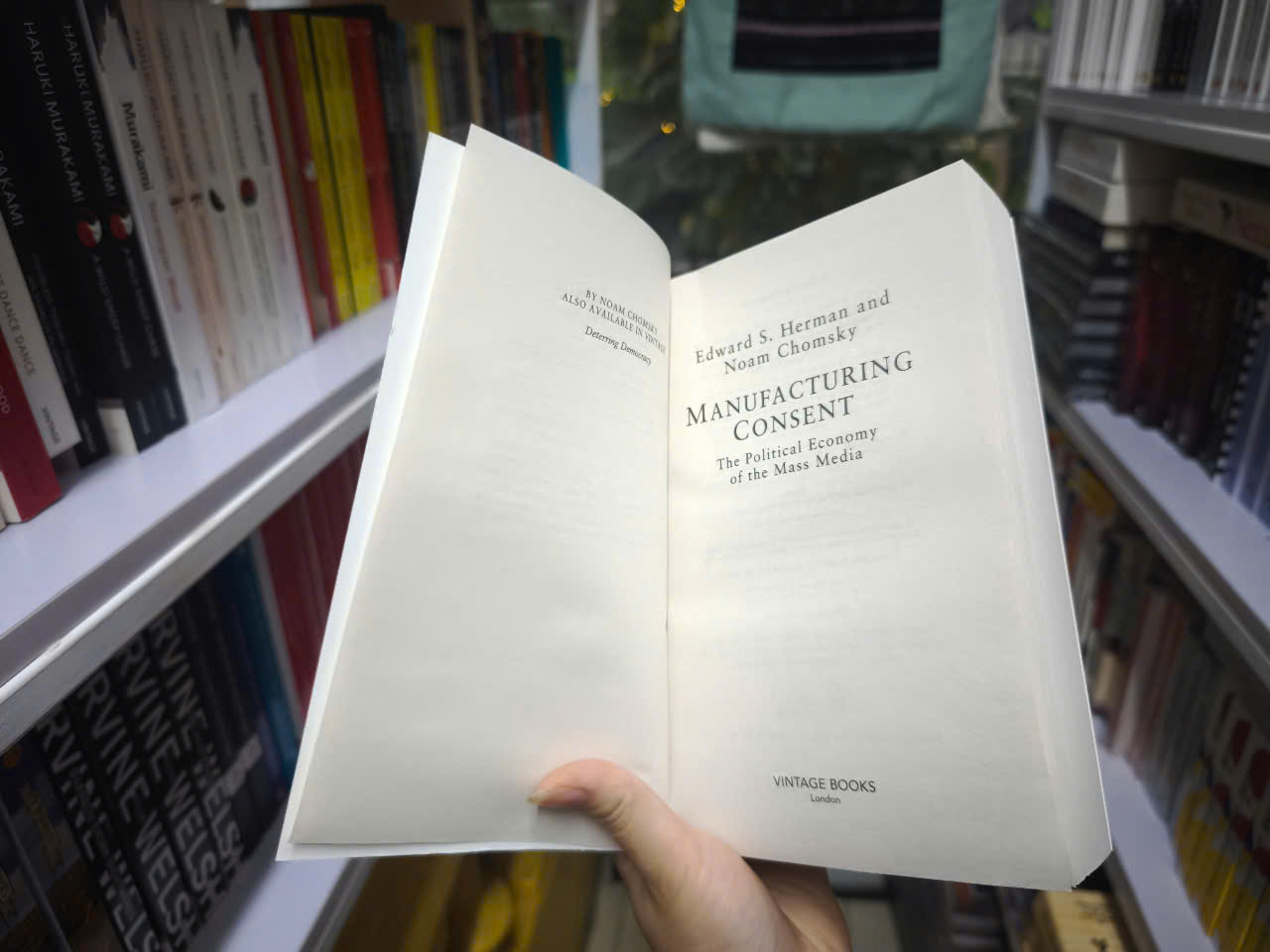 Sách - Manufacturing Consent: The Political Economy of the Mass Media by Noam Chomsky - Politics/Nonfiction/ History
