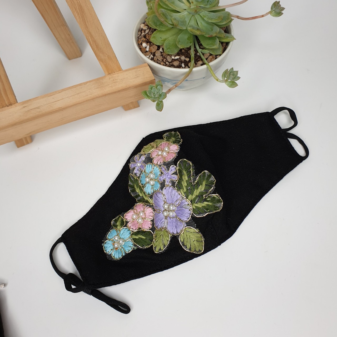 Combo Khẩu trang và ví nhỏ cầm tay vải linen màu đen đính ren Hoa và ngọc trai JL02COM