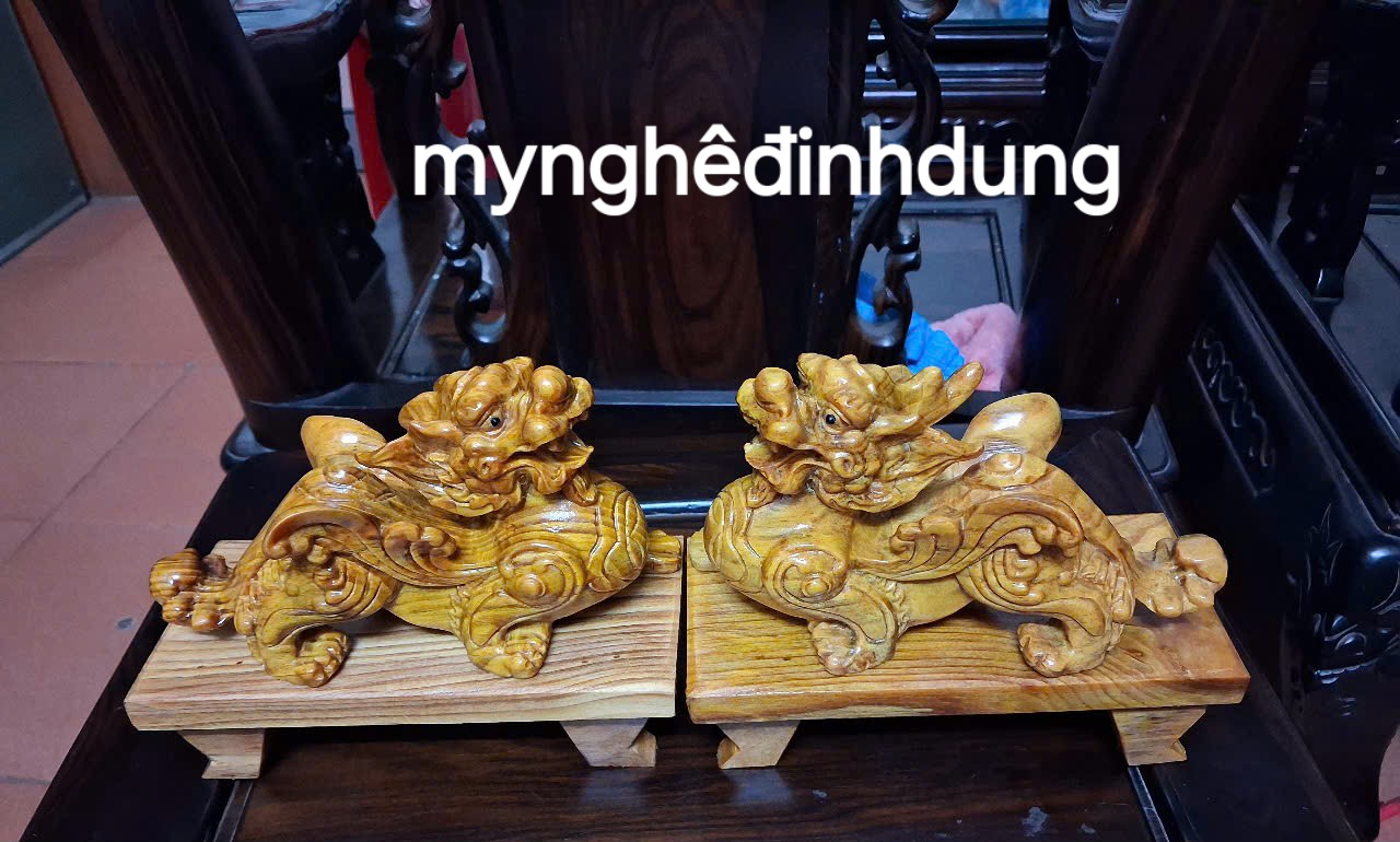 Cặp tỳ hưu phong thủy bằng gỗ huyết long mọng dầu kt 20x12x9cm + cả chân đế cao tổng  17cm