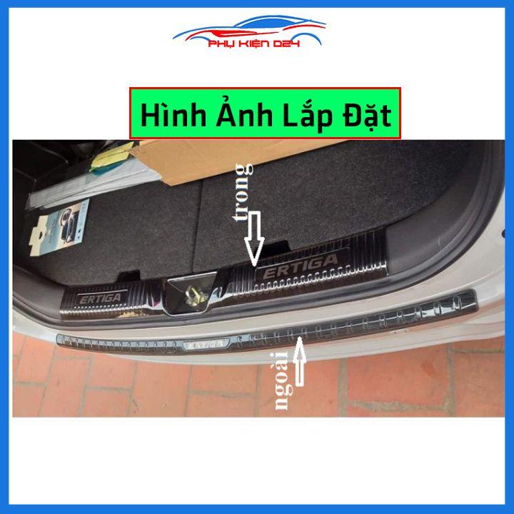 Ốp chống trầy cốp Suzuki Ertiga thép không gỉ vân titan bảo vệ xe chống va đập