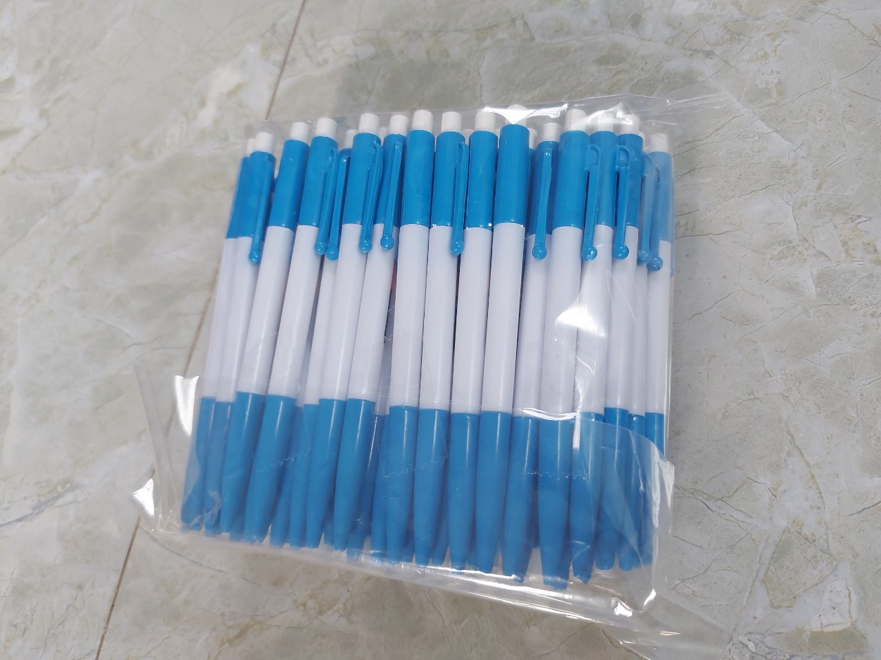 Set 100 bút bi mựa xanh ngòi 0.8mm