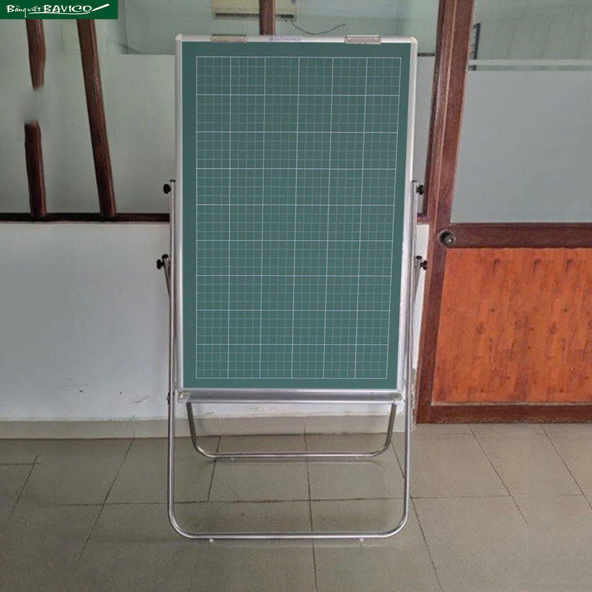 Bảng Flipchart chân inox viết phấn từ in ô ly Bavico- Xanh ngọc - KT 0,6x1,0m