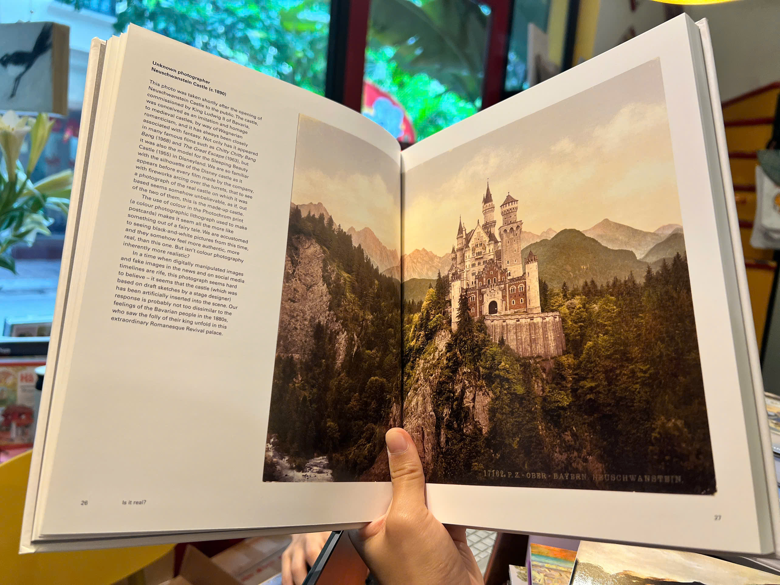 Sách - Photography Decoded: The 100 Greatest Ever Photos / Ngoại văn Nhập khẩu UK / Bìa cứng