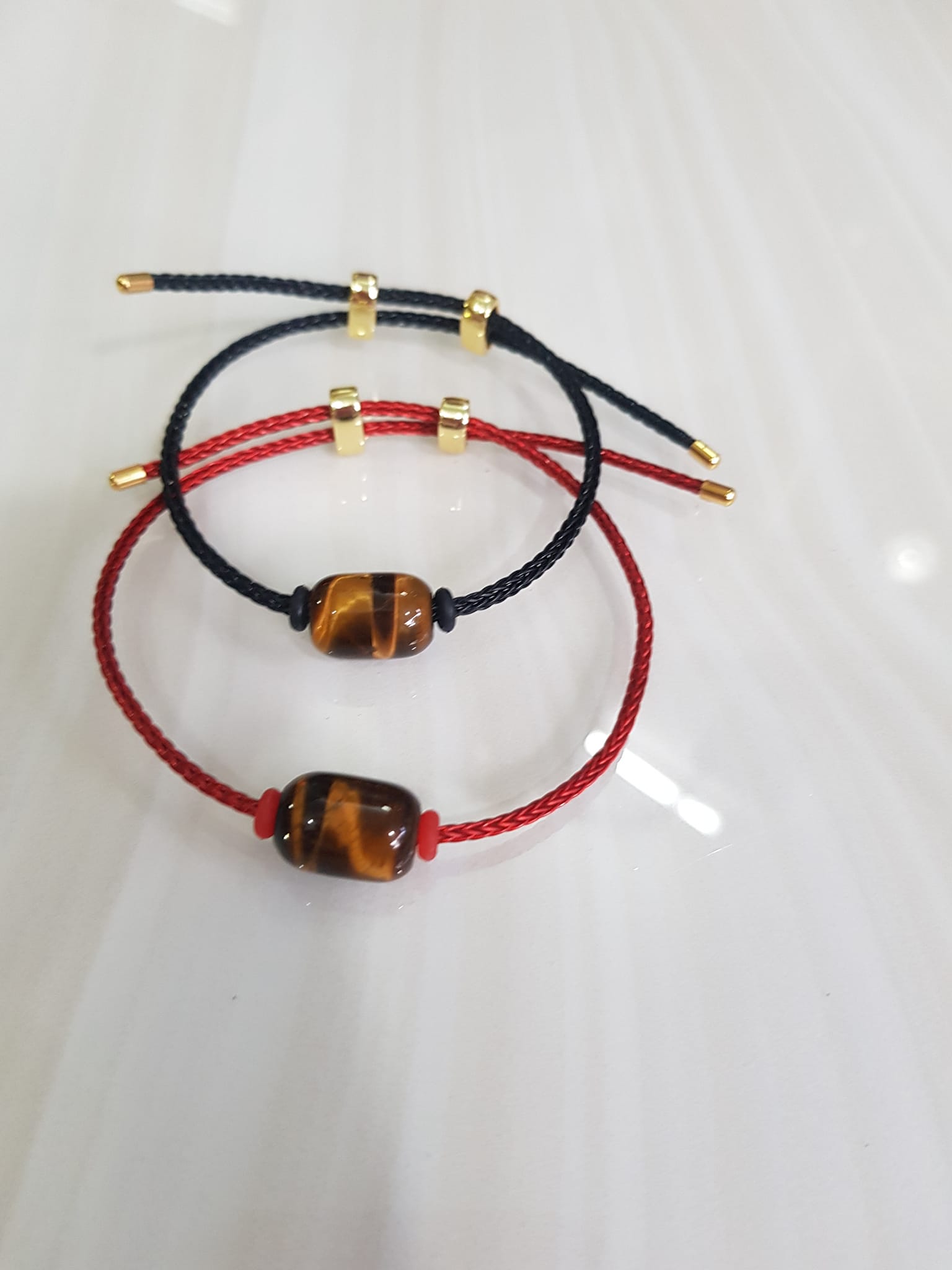 Vòng tay phong thủy charm hạt lu thống đá mắt hổ tự nhiên vàng nâu bóng đẹp Phối với dây đeo tay màu đen hoặc đỏ bất kỳ ạ Vòng tay may mắn hợp nữ mệnh thổ mệnh kim mệnh thủy ạ
