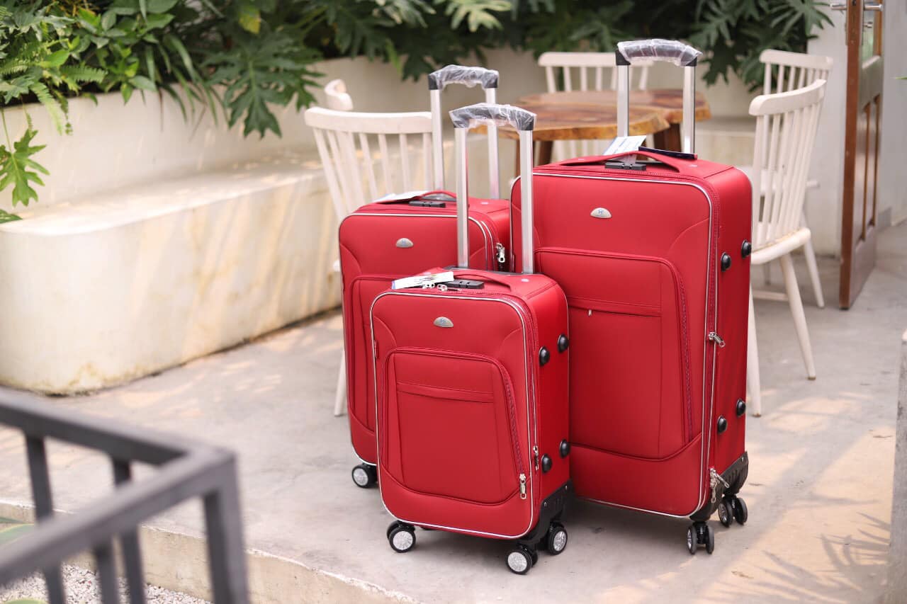 Vali vải hùng phát màu đỏ Size 24" : 60cm x 40cm x 26cm