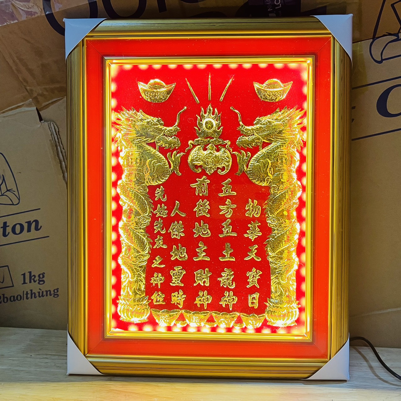 Bài vị Thần Tài Thổ Địa dát vàng 24 K 30cmx38cm khung gỗ màu vàng, có đèn