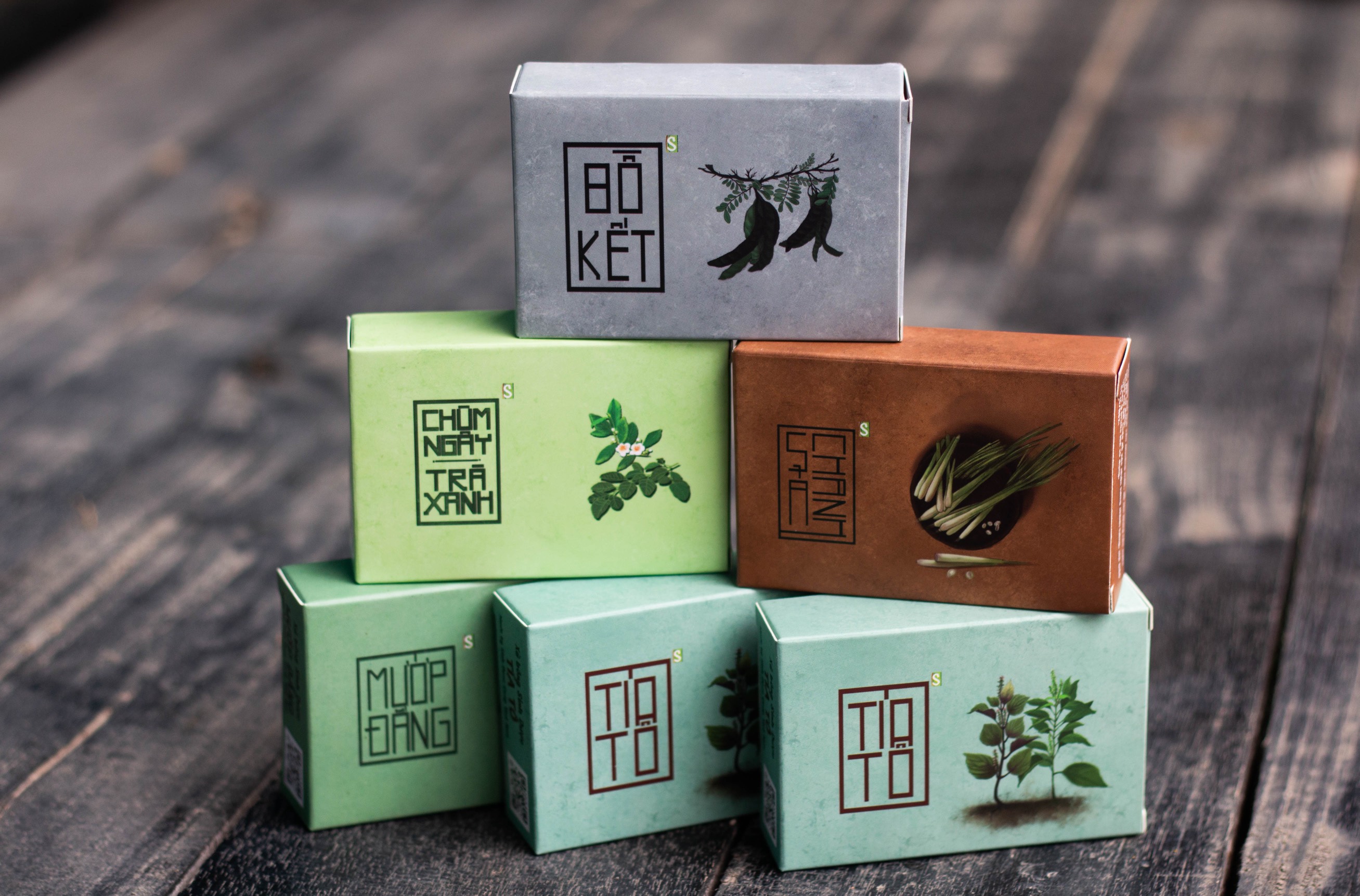 Xà bông Sinh Dược Herbal soap cao tắm thảo dược, xà bông cục handmade 100gr, mẫu bao bì vẽ mộc, mùi tinh dầu đặc trưng của Sinh Dược, làm sạch hiệu quả với da dị ứng và mẫn ngứa.