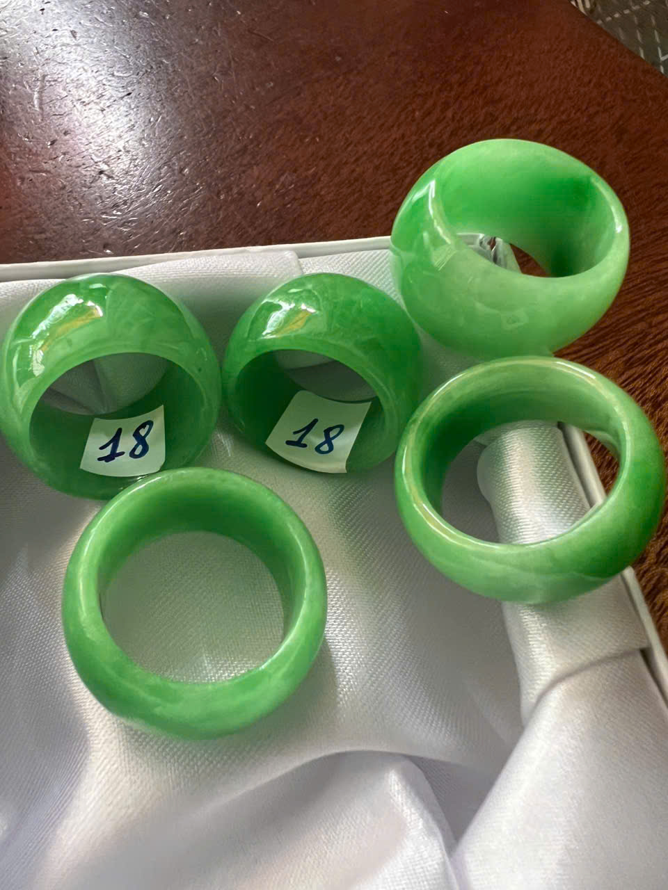 Nhẫn Cẩm thạch Xanh Ngọc Tươi sáng đẹp Ni 18mm cao 13mm / 14mm dầy 4mm Nam Nữ mệnh mộc mệnh hỏa mệnh Thủy đeo nhẫn ni 18mm ạ